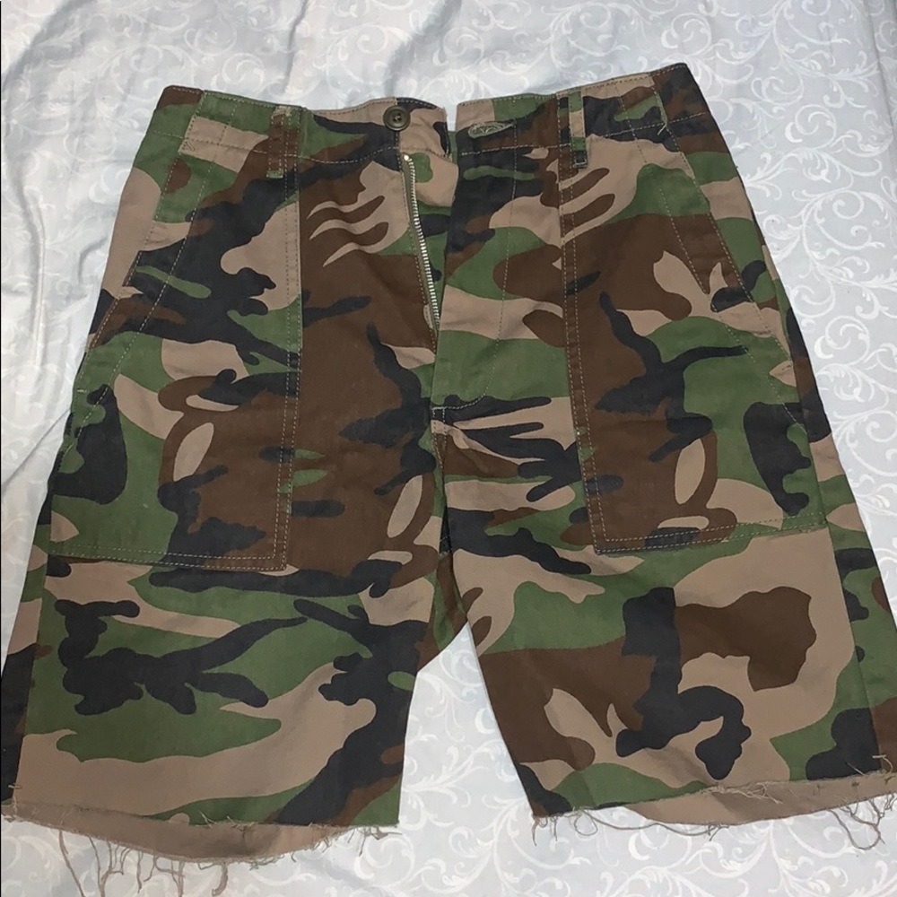 NWOT Sold Out Brandy Melville Camo Bermuda/Cargos